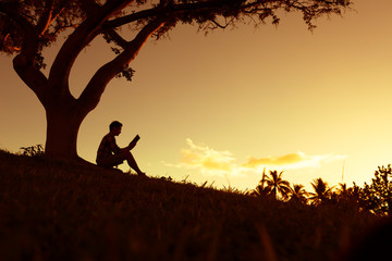 张杰的新歌《看月亮爬上来》歌词