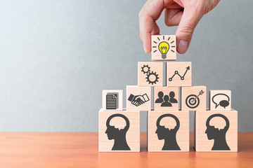 张杰的新歌《看月亮爬上来》歌词