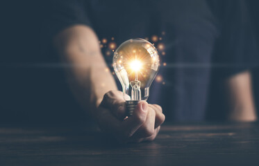 张杰的新歌《看月亮爬上来》歌词