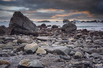 张杰的新歌《看月亮爬上来》歌词
