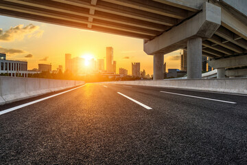 《远离尘嚣》说明了什么