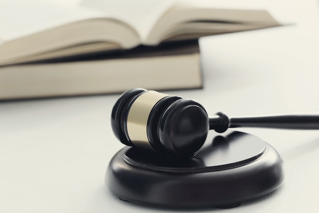 《远离尘嚣》说明了什么