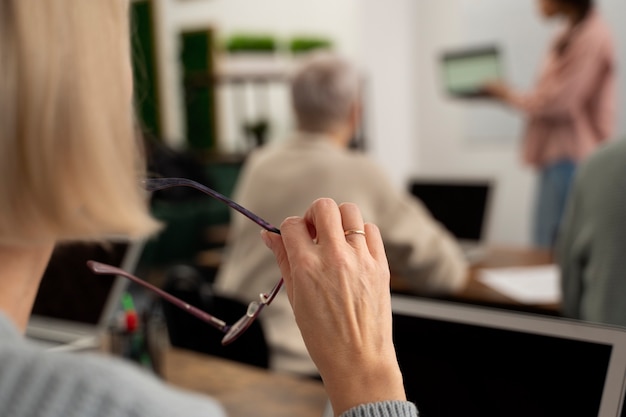 张杰的新歌《看月亮爬上来》歌词